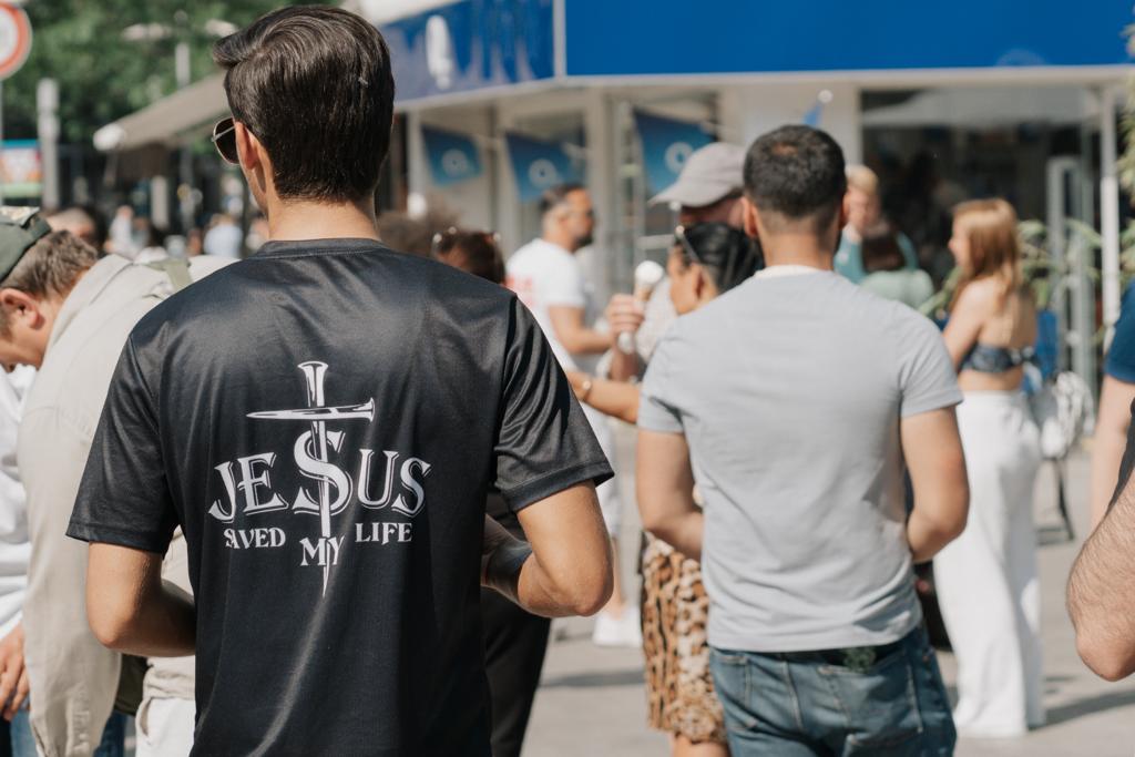 Menschen im persönlichen Gespräch bei einer Veranstaltung