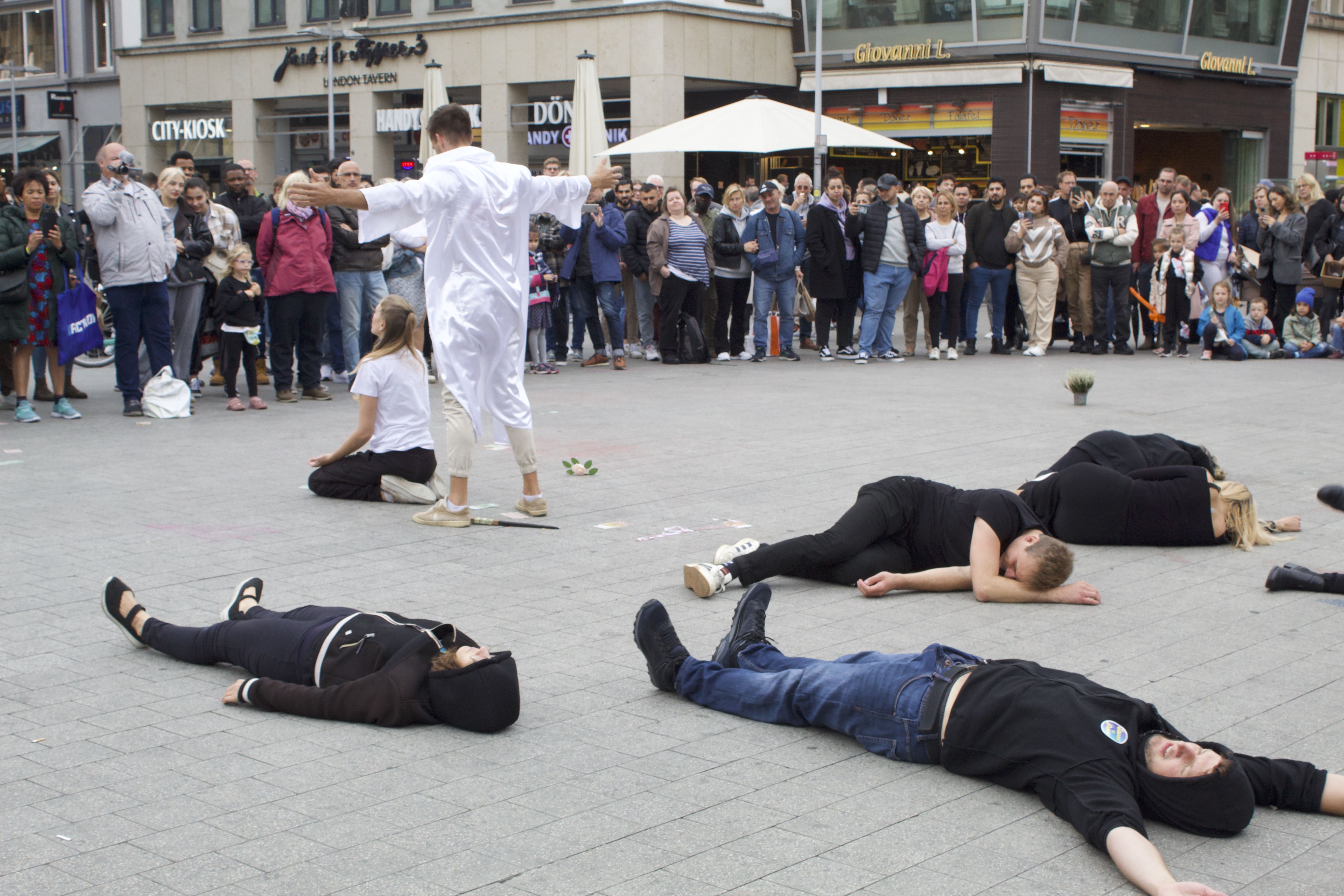 Junge Erwachsene bei einer Theaterprobe